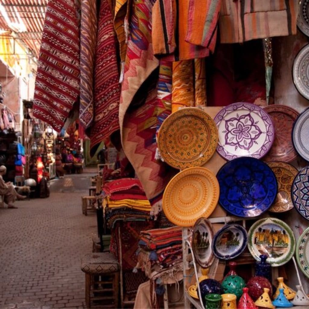 Souk in Marrakesch mit Teppichen und Keramik